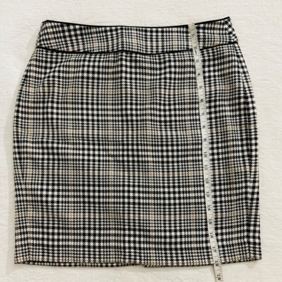 Banana Republic pencil mini skirt. - Picture 5 of 6